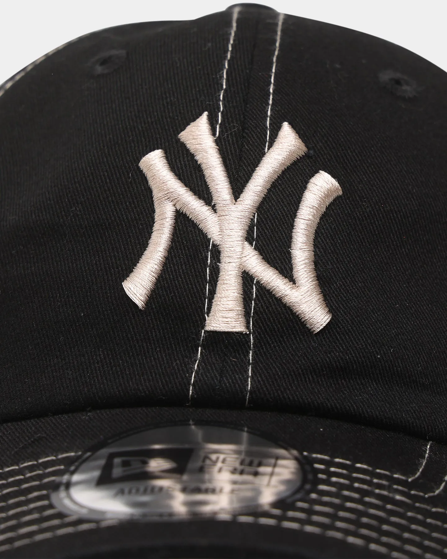 New Era New York Yankees 'Black Contrast' Casual Classic Strapback Black/Stone